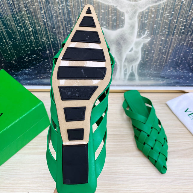 ALFIE LEATHER FLAT MULES IN EMERALD GREEN PATENT CALFSKIN WITH WOVEN DESIGN