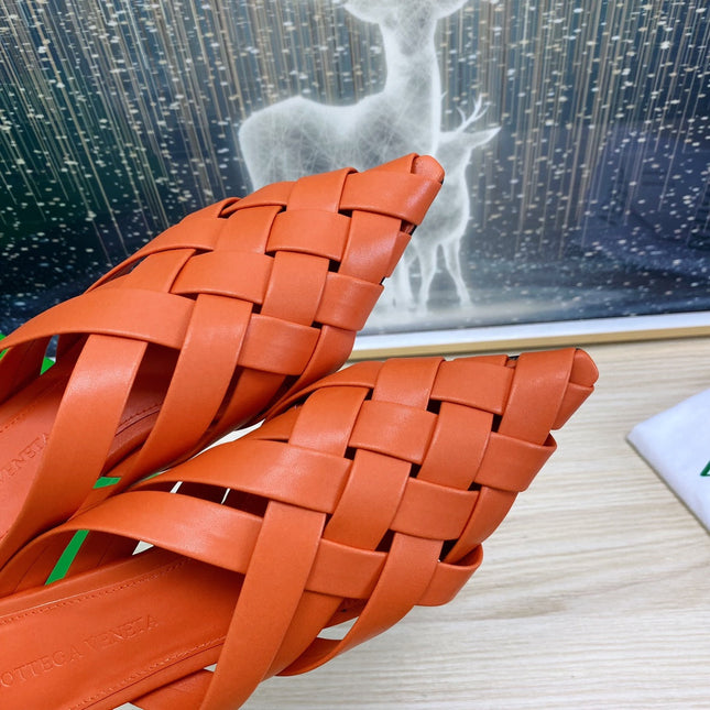 ALFIE LEATHER FLAT MULES IN VIVID ORANGE PATENT CALFSKIN WITH WOVEN DESIGN