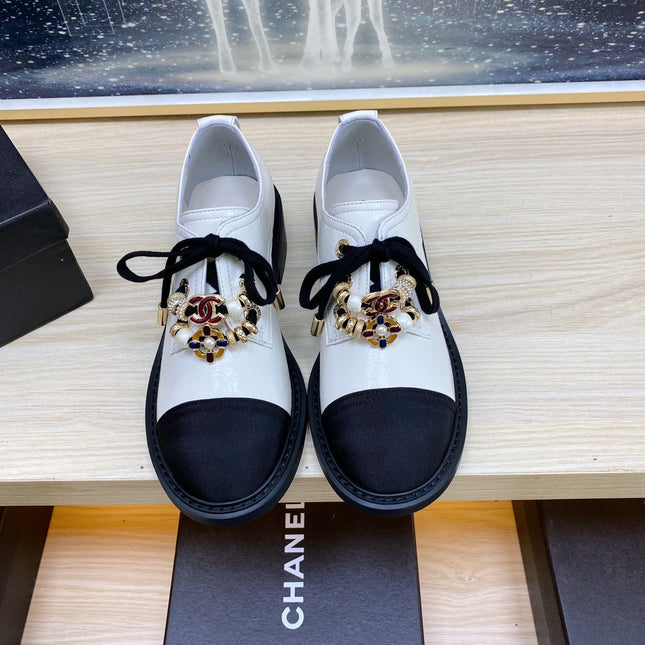 CC COMBAT OXFORD SHOES IN WHITE WRINKLED CALFSKIN AND BLACK GROSGRAIN WITH FAUX PEARL