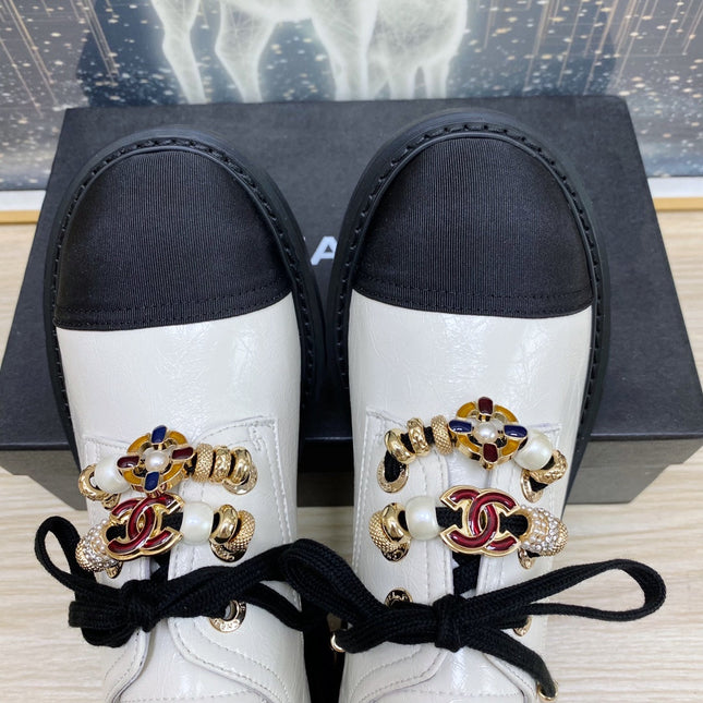 CC COMBAT OXFORD SHOES IN WHITE WRINKLED CALFSKIN AND BLACK GROSGRAIN WITH FAUX PEARL