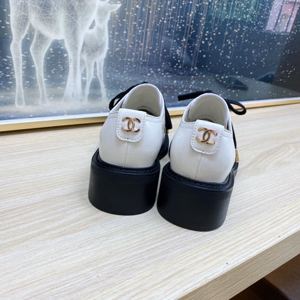 CC COMBAT OXFORD SHOES IN WHITE WRINKLED CALFSKIN AND BLACK GROSGRAIN WITH FAUX PEARL