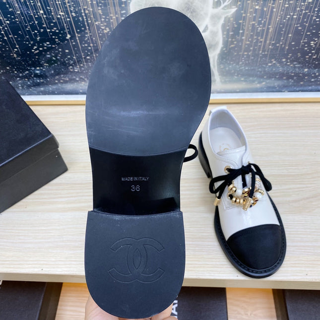 CC COMBAT OXFORD SHOES IN WHITE WRINKLED CALFSKIN AND BLACK GROSGRAIN WITH FAUX PEARL