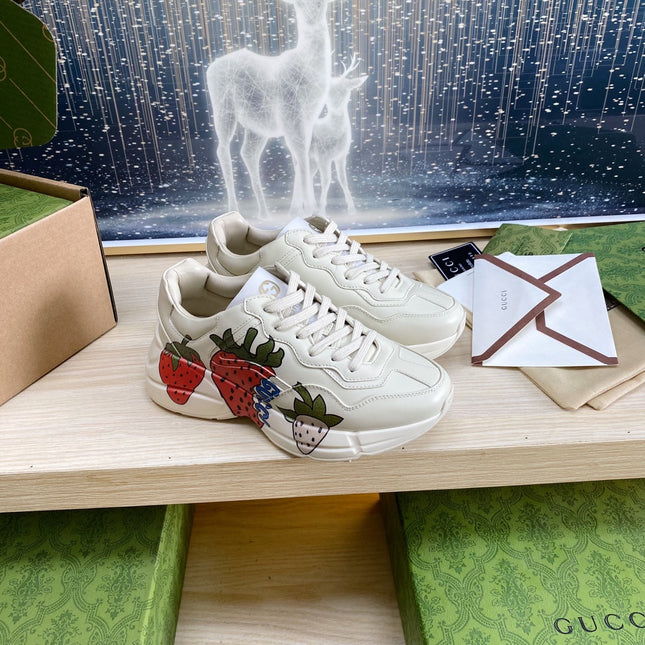 GG COUPLE TRAINER WHITE CALFSKIN WITH STRAWBERRY ICON