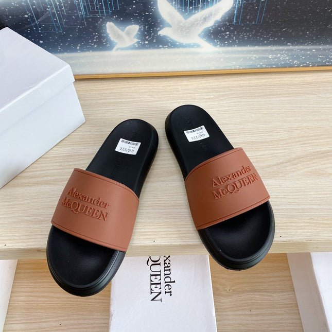 SLIDES SANDAL IN BLACK TPU WITH DARK BROWN STRAP EMBOSSED LOGO