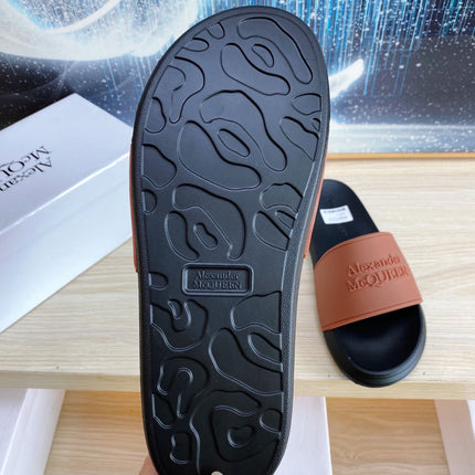 SLIDES SANDAL IN BLACK TPU WITH DARK BROWN STRAP EMBOSSED LOGO