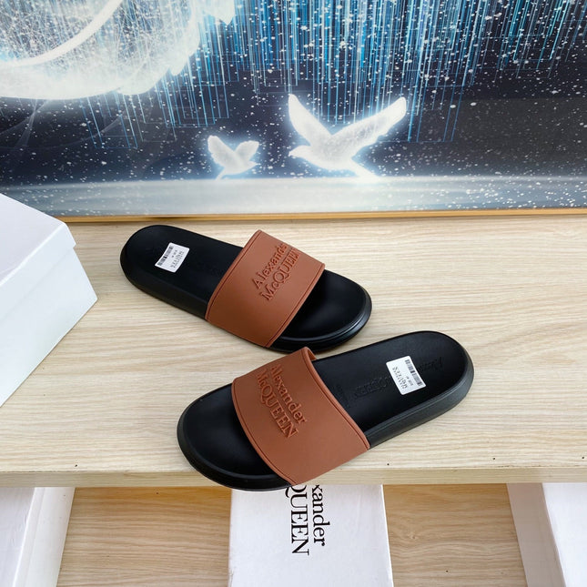 SLIDES SANDAL IN BLACK TPU WITH DARK BROWN STRAP EMBOSSED LOGO