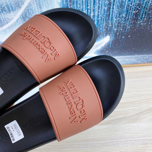 SLIDES SANDAL IN BLACK TPU WITH DARK BROWN STRAP EMBOSSED LOGO