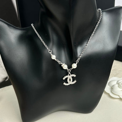 CC NECKLACE IN SILVER CHAIN WITH WHITE PEARL AND CRYSTAL EMBELLISHED LOGO