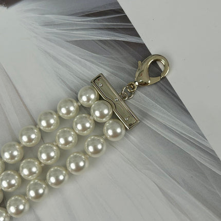 CC ROUND BUTTON RESIN BRACELET WITH THREE LAYERS OF PEARLS