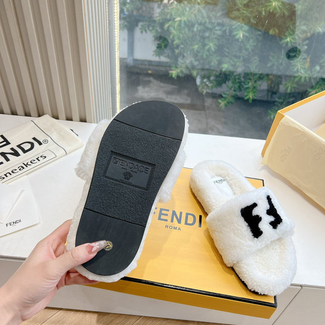 FLAT SLIDE IN WHITE FLEECE WITH BLACK LOGO