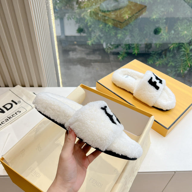 FLAT SLIDE IN WHITE FLEECE WITH BLACK LOGO