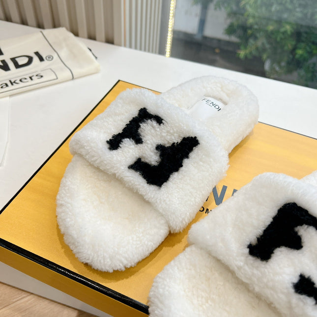 FLAT SLIDE IN WHITE FLEECE WITH BLACK LOGO