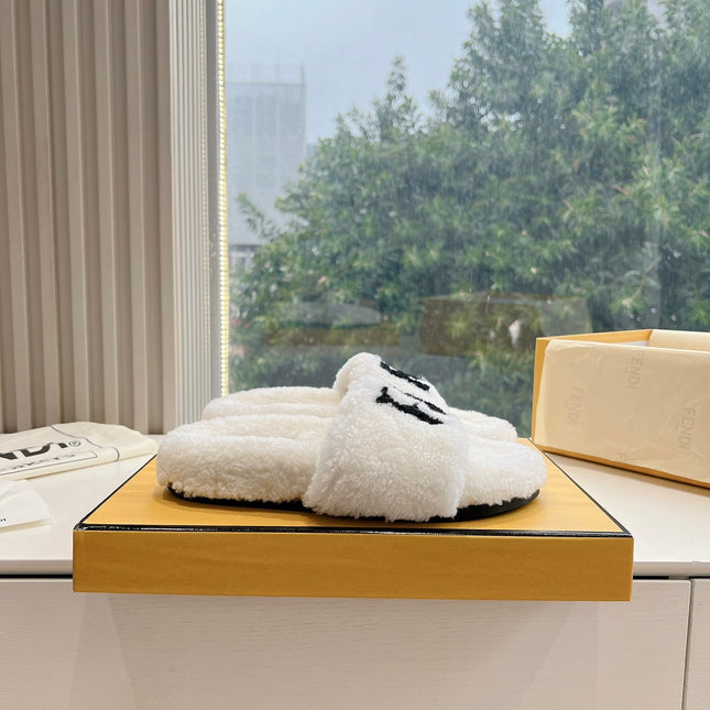 FLAT SLIDE IN WHITE FLEECE WITH BLACK LOGO