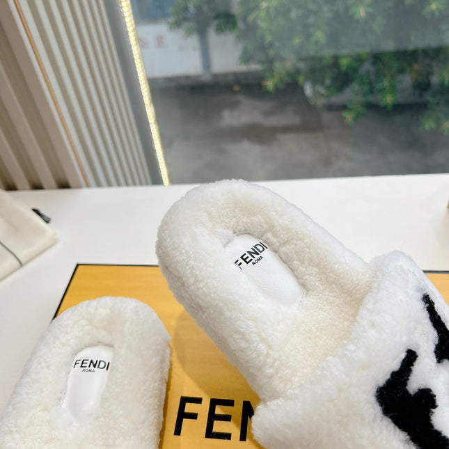 FLAT SLIDE IN WHITE FLEECE WITH BLACK LOGO