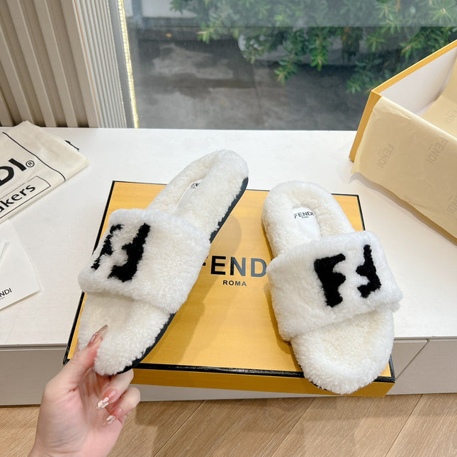 FLAT SLIDE IN WHITE FLEECE WITH BLACK LOGO