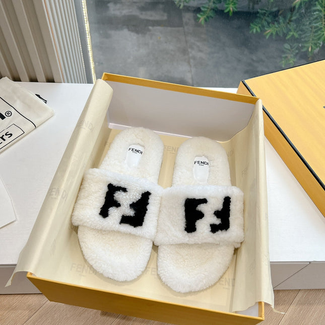 FLAT SLIDE IN WHITE FLEECE WITH BLACK LOGO