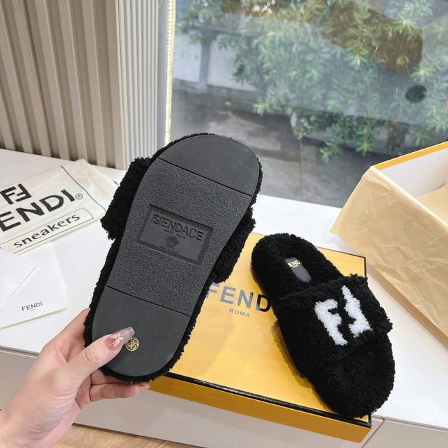 FLAT SLIDE IN BLACK FLEECE WITH WHITE LOGO