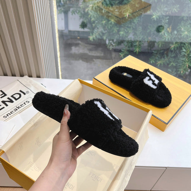 FLAT SLIDE IN BLACK FLEECE WITH WHITE LOGO