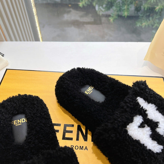 FLAT SLIDE IN BLACK FLEECE WITH WHITE LOGO