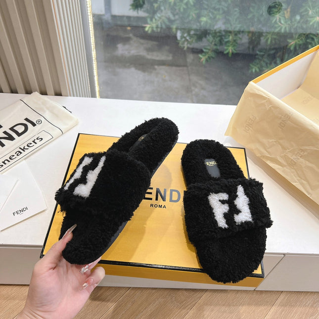 FLAT SLIDE IN BLACK FLEECE WITH WHITE LOGO