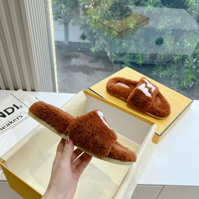 FLAT SLIDE IN GINGERBREAD BROWN FLEECE WITH WHITE LOGO