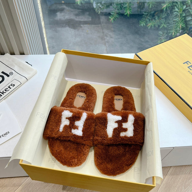 FLAT SLIDE IN GINGERBREAD BROWN FLEECE WITH WHITE LOGO