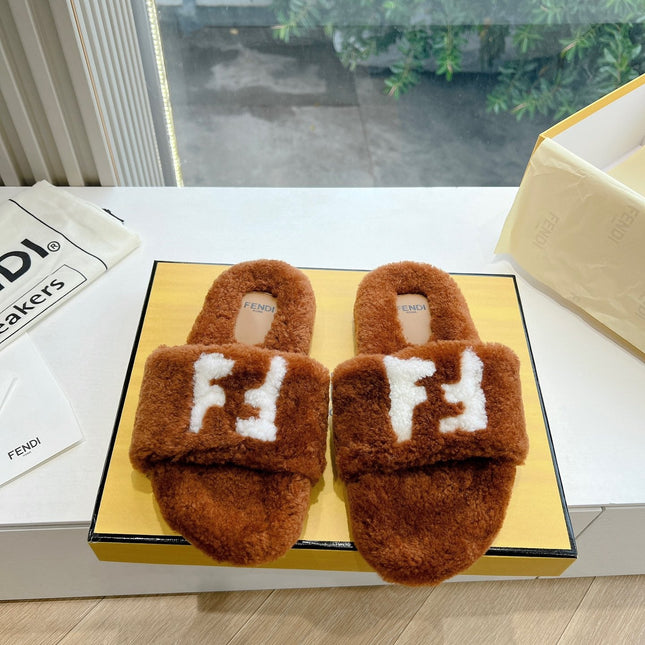FLAT SLIDE IN GINGERBREAD BROWN FLEECE WITH WHITE LOGO