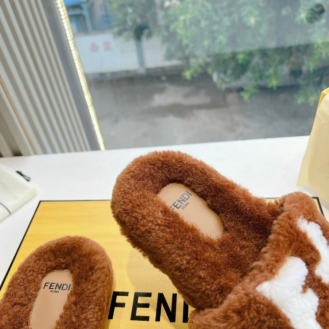 FLAT SLIDE IN GINGERBREAD BROWN FLEECE WITH WHITE LOGO
