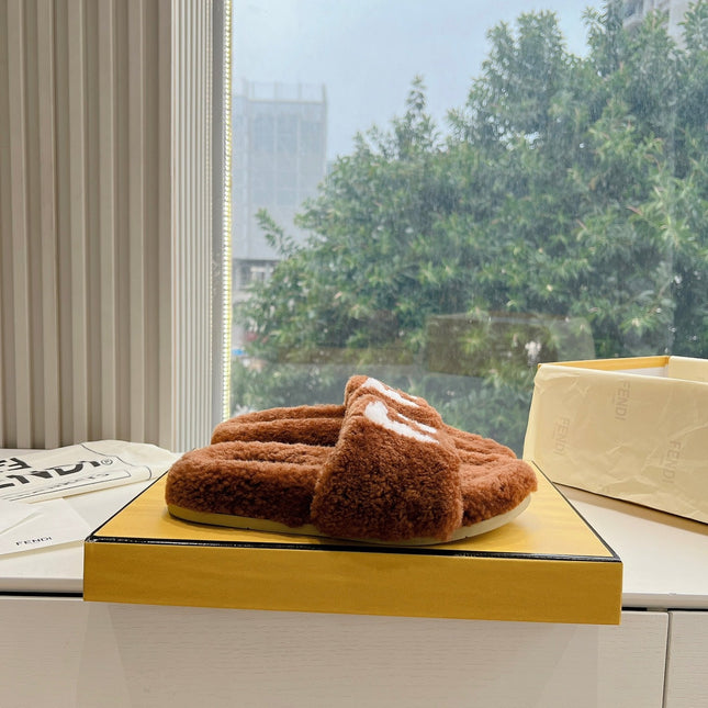 FLAT SLIDE IN GINGERBREAD BROWN FLEECE WITH WHITE LOGO