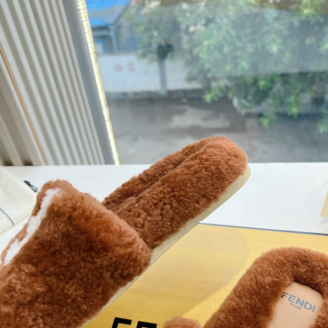 FLAT SLIDE IN GINGERBREAD BROWN FLEECE WITH WHITE LOGO