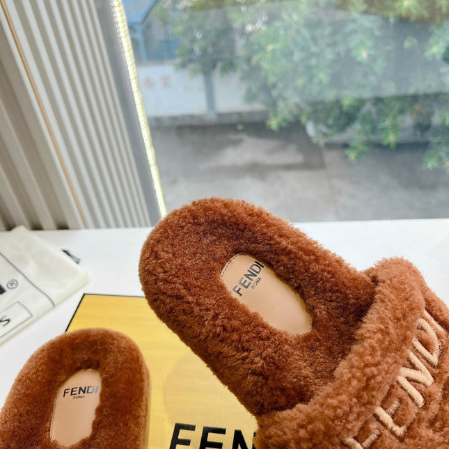 FLAT SLIDE IN GINGERBREAD BROWN FLEECE