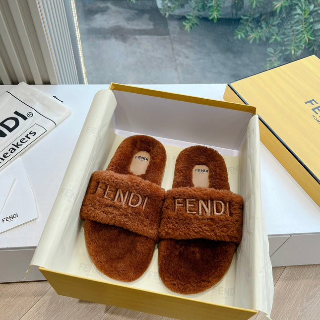 FLAT SLIDE IN GINGERBREAD BROWN FLEECE