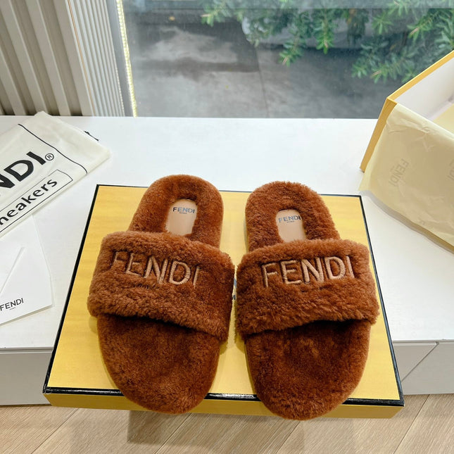 FLAT SLIDE IN GINGERBREAD BROWN FLEECE