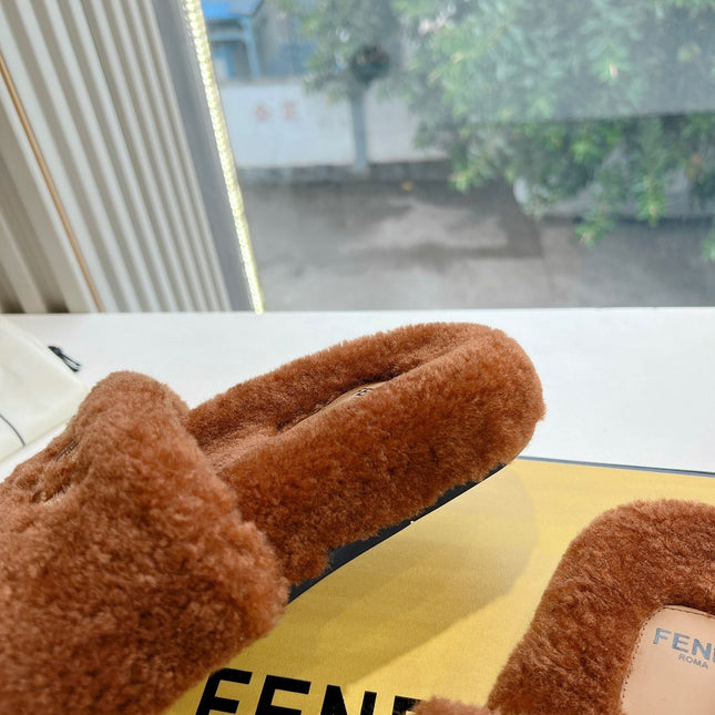 FLAT SLIDE IN GINGERBREAD BROWN FLEECE