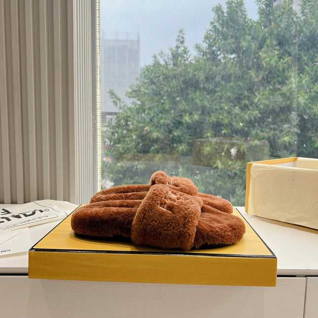 FLAT SLIDE IN GINGERBREAD BROWN FLEECE