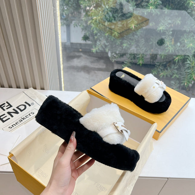 THICK-SOLDED SLIPPER IN WHITE MIX BLACK LAMB FUR