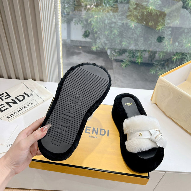 THICK-SOLDED SLIPPER IN WHITE MIX BLACK LAMB FUR