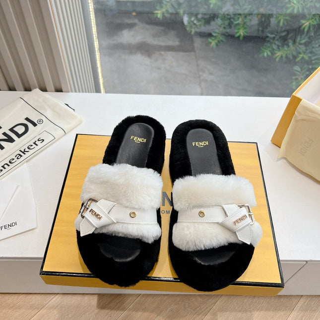 THICK-SOLDED SLIPPER IN WHITE MIX BLACK LAMB FUR