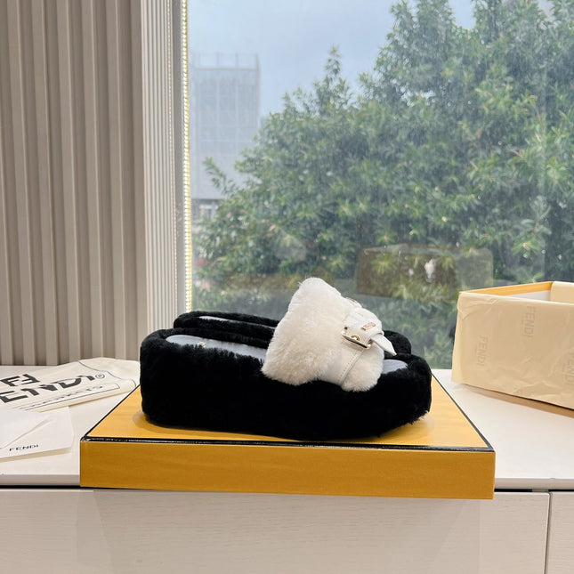 THICK-SOLDED SLIPPER IN WHITE MIX BLACK LAMB FUR