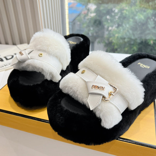 THICK-SOLDED SLIPPER IN WHITE MIX BLACK LAMB FUR