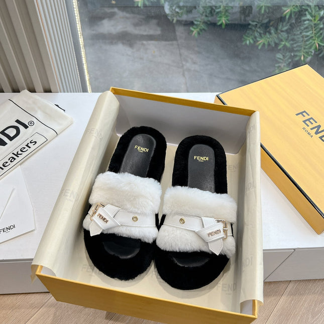 THICK-SOLDED SLIPPER IN WHITE MIX BLACK LAMB FUR