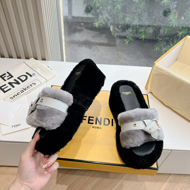 THICK-SOLDED SLIPPER IN PALE GRAY MIX BLACK LAMB FUR