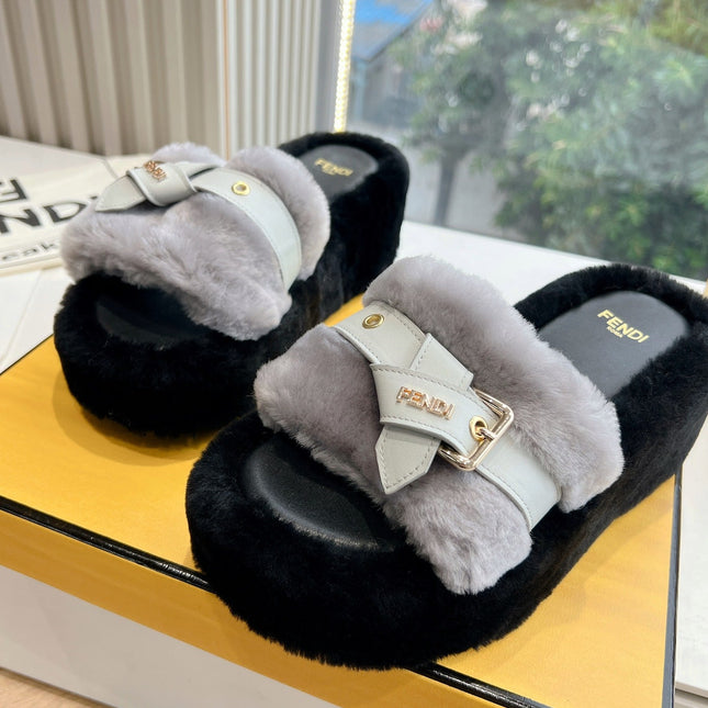 THICK-SOLDED SLIPPER IN PALE GRAY MIX BLACK LAMB FUR