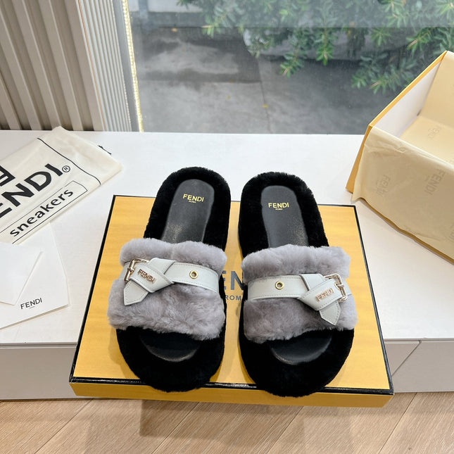 THICK-SOLDED SLIPPER IN PALE GRAY MIX BLACK LAMB FUR