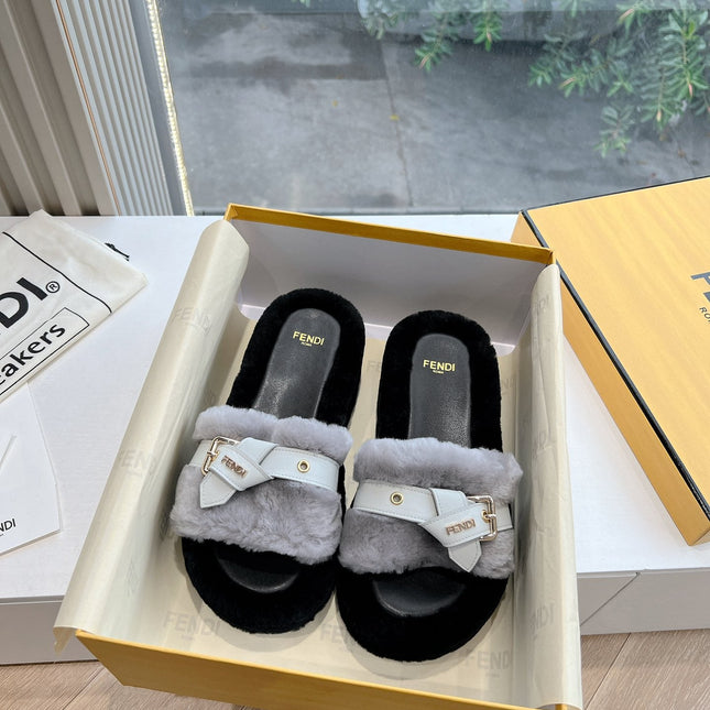 THICK-SOLDED SLIPPER IN PALE GRAY MIX BLACK LAMB FUR