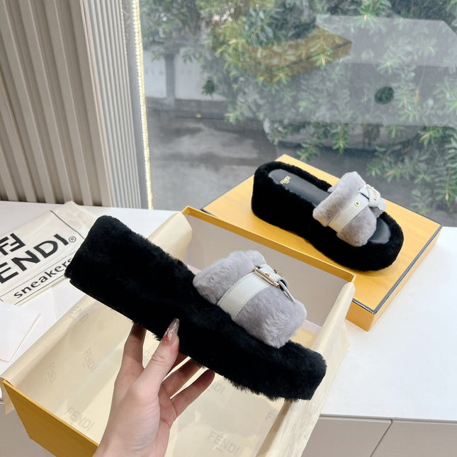 THICK-SOLDED SLIPPER IN PALE GRAY MIX BLACK LAMB FUR