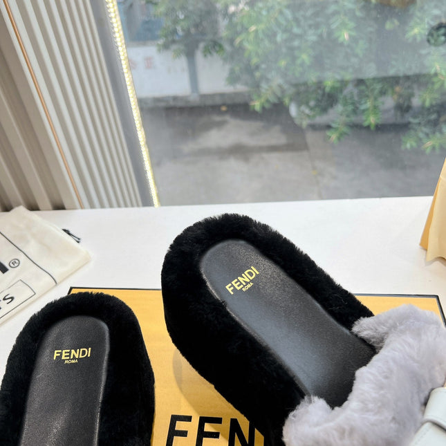 THICK-SOLDED SLIPPER IN PALE GRAY MIX BLACK LAMB FUR