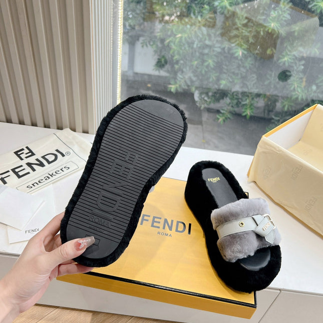 THICK-SOLDED SLIPPER IN PALE GRAY MIX BLACK LAMB FUR