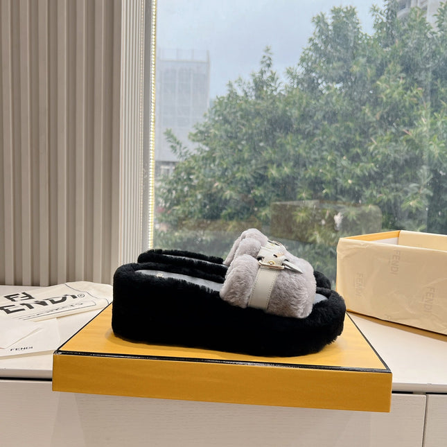 THICK-SOLDED SLIPPER IN PALE GRAY MIX BLACK LAMB FUR