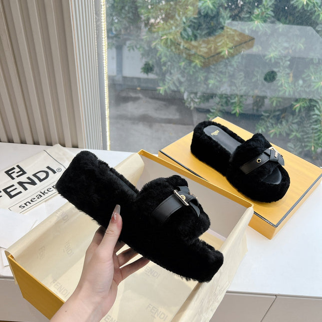 THICK-SOLDED SLIPPER IN BLACK LAMB FUR